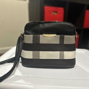 Medium sized shoulder bag